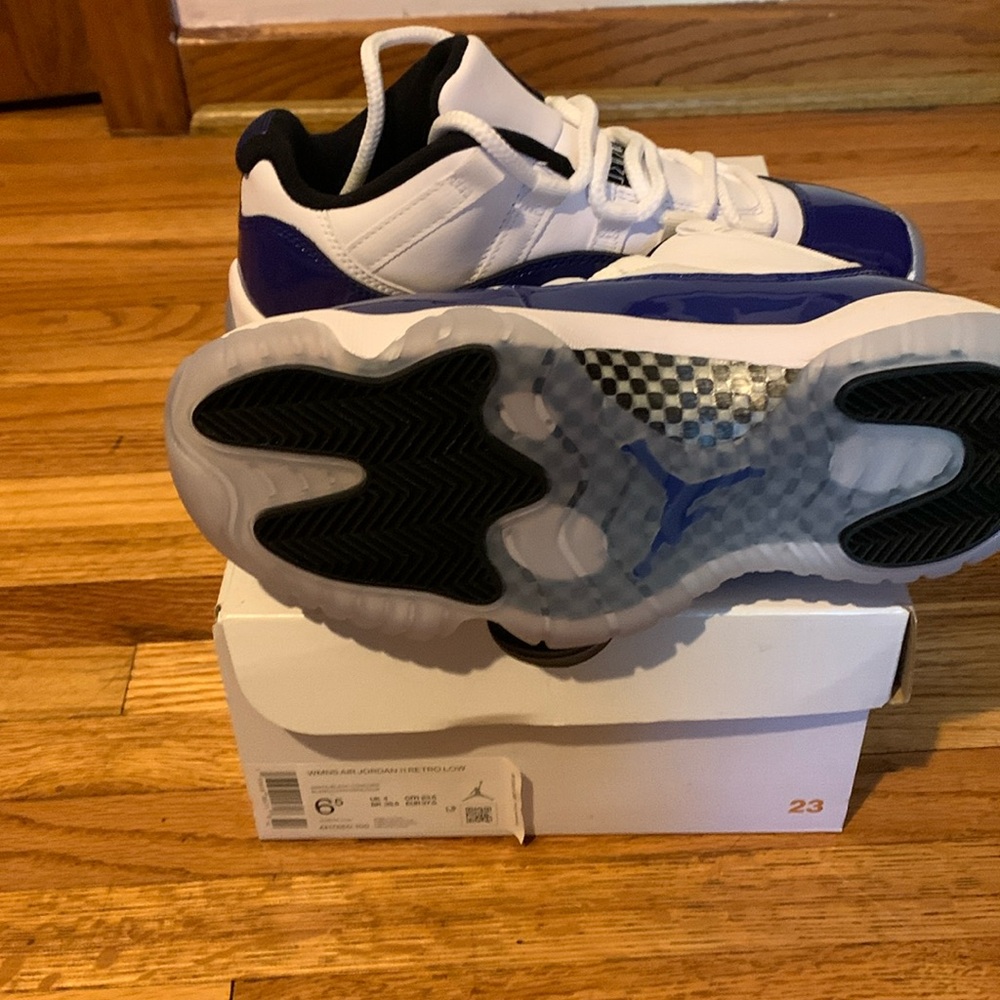 WMNS Air Jordan 11Retro Low Size 6.5 White/Black-Concord